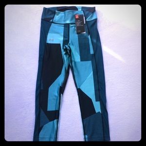 UA heatgear real/blue color block capris Sz S
